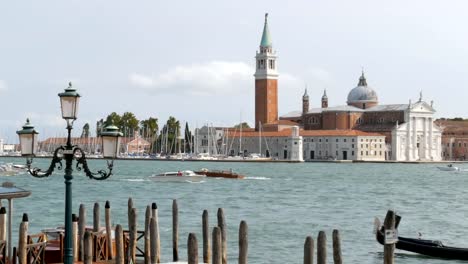 Canal-Grande-und-Cathedral-of-San-Giorgio-Maggiore-auf-der-gleichen-Insel-der-venezianischen-Lagune-von-San-Giorgio-Maggiore