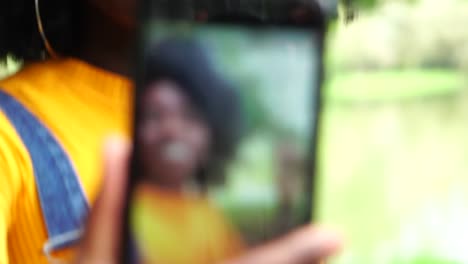 Joven-negro-a-mujer-tomando-un-Selfie