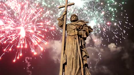 Blick-auf-das-Monument-ot-Vladimir-Lenin-(1985,-Kerbel-Bildhauer-und-Architekten-Makarewitsch)-und-Feuerwerk,-Moskauer-Innenstadt-(Kaluzhskaya-Platz),-Russland.-Beliebtes-Wahrzeichen