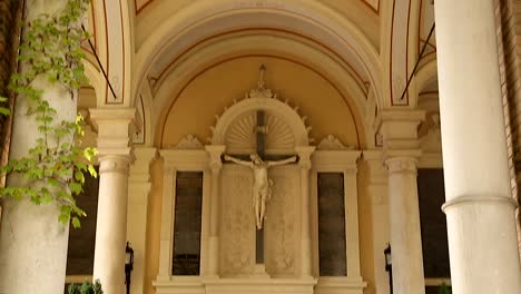 Alte-Architektur-der-Mirogoj-Friedhof-Arcade,-Grab-mit-Christus-statue