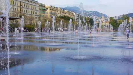 Cool-rieselt-Wasser-vom-Spiegel-Brunnen-erfrischend-und-amüsant-Passanten