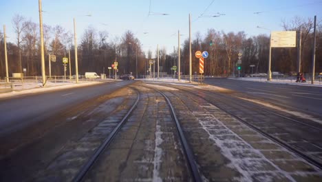 fahren-Sie-mit-der-modernen-Straßenbahn-durch-den-Winter-Park