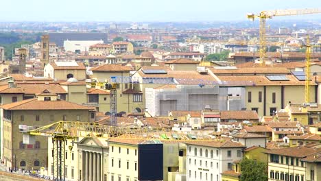 Panorama-of-old-buildings,-construction-cranes-and-Vecchio-bridge-in-Florence