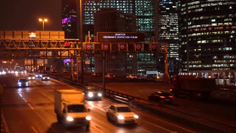 Nachtverkehr-auf-der-städtischen-Durchgangsstraße,-Überführung-und-Straße-Kreuzung