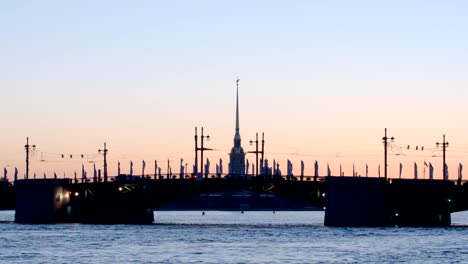 Silueta-de-la-fortaleza-del-puente-de-Palacio-y-capilla-de-Pedro-y-Pablo-temprano-en-la-mañana---San-Petersburgo,-Rusia