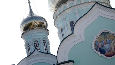 sehr-schön-die-orthodoxe-Kirche-am-Himmelshintergrund