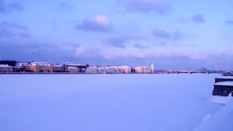 terraplén-de-río-Neva-de-invierno-en-San-Petersburgo-Rusia