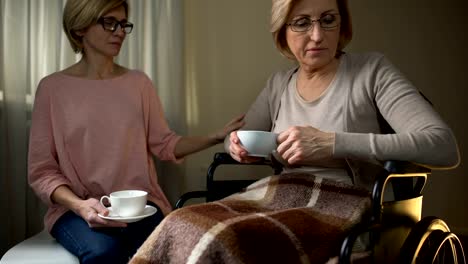 Hija-madre-visita-en-hogar-de-ancianos,-mujer-enojada-por-ser-abandonados