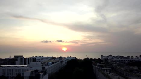 Vista-aérea-de-sunsen-sobre-las-azoteas-con-paisaje-de-mar.-Vista-aérea-de-drone-de-casas-barrio-pueblo-durante-la-puesta-de-sol-sobre-el-mar