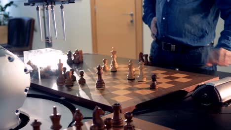 Künstliche-Intelligenz,-Roboter-Schachspieler-spielt-Schach-mit-einem-Mann.-4K.