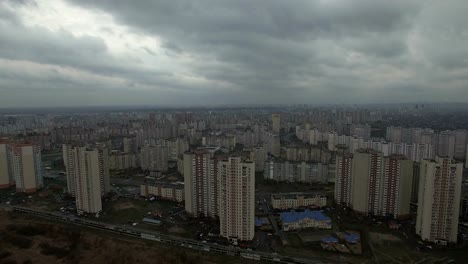 Imágenes-de-Aerial-drone-de-gris-área-urbana-distópica-con-casas-idénticas