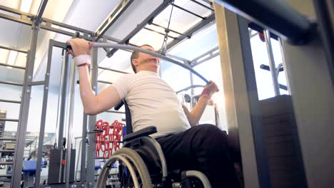 Hombre-discapacitado-hace-ejercicios-en-un-gimnasio-de-aparatos-de-entrenamiento.