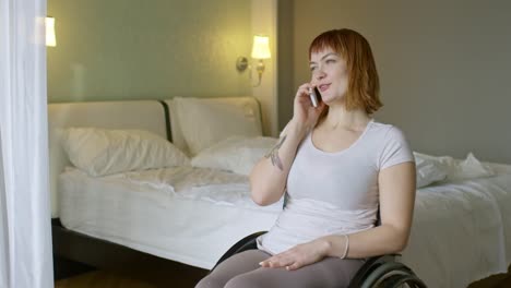 Mujer-en-silla-de-ruedas,-hablando-por-teléfono