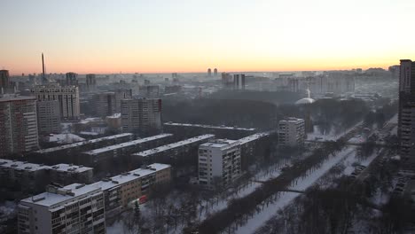 Jekaterinburg,-Russland.-Stadt-in-der-Dämmerung,-Straßenszene---Leute-zur-Arbeit-gehen.