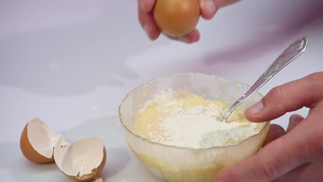 Break-the-egg-in-a-bowl-with-flour-slow-motion