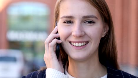 Glückliche-junge-schöne-Frau-am-Telefon