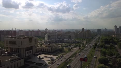 día-soleado-Moscú-Universidad-famosa-complejo-tráfico-calle-aérea-Rusia-panorama-4k