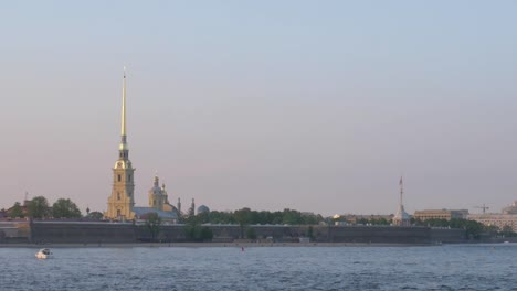 Vista-de-la-fortaleza-de-Peter-Pavel-a-través-del-río-Neva-en-San-Petreburg,-Rusia.