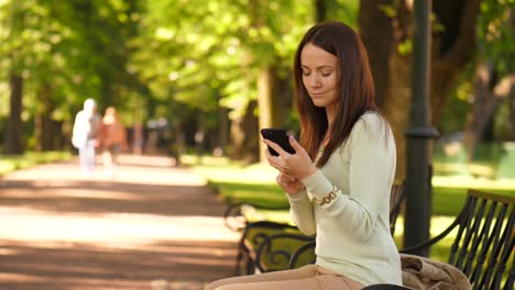 Brünette-Frau-SMS-in-smartphone