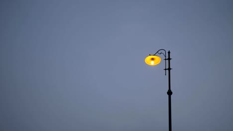 Eine-Stadt-Licht-Straßenlaterne-Hintergrund-Himmel-bei-Sonnenuntergang.-Exemplar-text