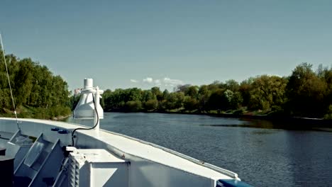 Movimiento-en-el-canal-de-Moscú-en-barco