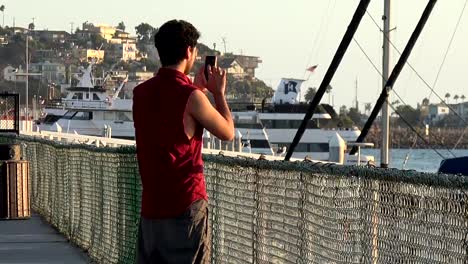 Schönen-touristischen-Smartphone-Fotografieren-einer-Marina