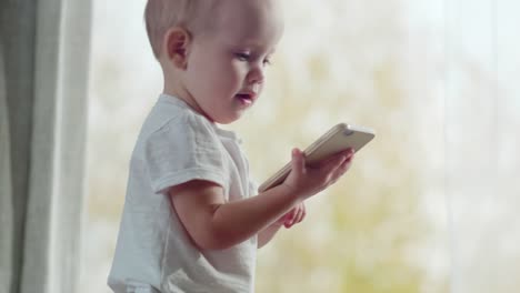 Bebé-niño-aprendizaje-nuevo-Smartphone