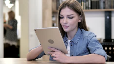 Junge-Frau-Surfen-Internet-auf-Tablet