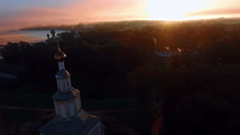 Vista-del-amanecer-de-Uglich-en-Río-de-Volga,-Rusia