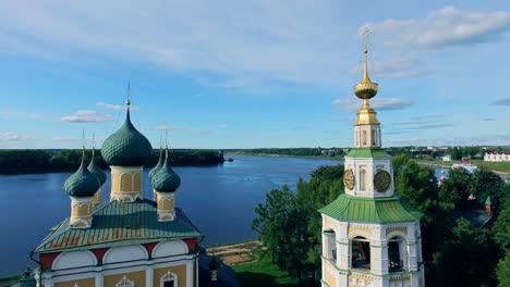 Vista-de-Uglich-en-Río-de-Volga,-Rusia