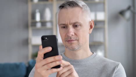 Portrait-von-grauen-Haaren-Mann-beschäftigt-mit-Smartphone