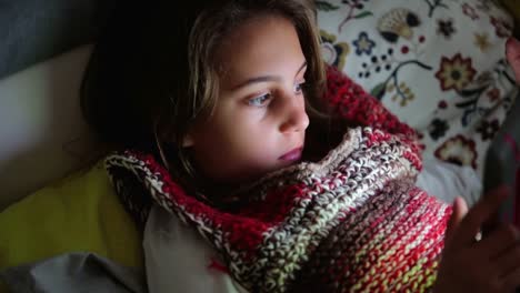 Niña-estudiando-y-haciendo-tareas-en-el-hogar-con-tablet.