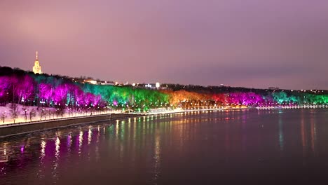 Decoración-de-la-Navidad-(fiestas-de-año-nuevo)-en-Moscú-(de-noche),-Rusia--Vorobyovskaya-terraplén-del-río-Moskva-y-colinas-del-gorrión-(Vorobyovy-Gory)