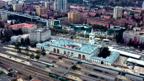 Luftaufnahmen-mit-einer-Drohne-Sotschi-Bahnhof.-Die-zentrale-Attraktion-der-Stadt-Sotschi.-Verkehrsknotenpunkt.-Stadtzentrum