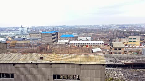 Vista-aérea-desde-el-aire-hasta-una-fábrica-abandonada.