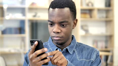 Hombre-africano-navegando-smartphone