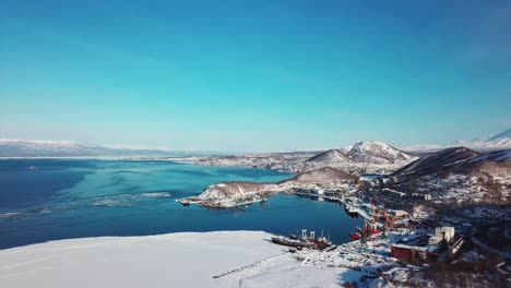 Vista-aérea-de-la-ciudad-más-grande-de-Kamchatka-de-Petropavlosk,-volcanes-y-ciudad