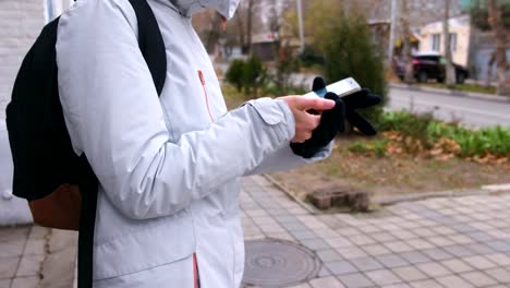 La-mujer-se-perdió-en-la-ciudad-y-en-busca-de-una-ruta-utilizando-el-navegador-en-el-teléfono-móvil.