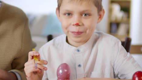 Niño-mostrando-las-manos-cubiertas-de-pintura