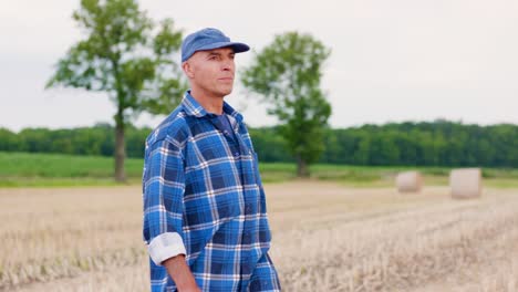 Moderne-Landwirtschaft.-Die-Liebe-zur-Landwirtschaft.-Landwirt-mit-digitalem-Tablet-bei-der-Prüfung-von-Bauernhof