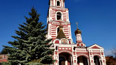 Blick-nach-oben-auf-die-hochgewölbte-christliche-Kirche,-die-an-einem-sonnigen-Tag-in-Bewegung-ist.