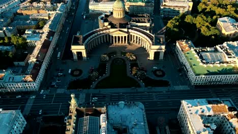 monumento-popular-rodeado-de-vista-aérea-histórica-de-la-ciudad