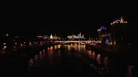 Vista-del-Kremlin-desde-el-puente-Patriarshy---Río-Moskva-en-Moscú---Rusia