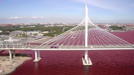 TimeLapse-del-puente-atirantado-a-través-de-la-calle-Petrovsky-del-diámetro-occidental-de-alta-velocidad.-San-Petersburgo.-Rusia.-Concepto-de-río-de-sangre