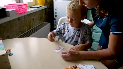 niño-autista-travieso-mientras-se-ensambló-un-rompecabezas