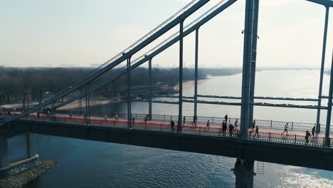 Marathonlauf-auf-der-Fußgängerbrücke.-Panoramaansicht-aufgenommen