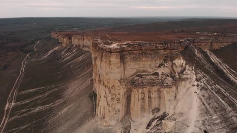 White-Rock-in-Krim,-tolle-Naturlandschaft-mit-Gebirge-und-Canyon,-Drohnenaufnahme,-Luftbild