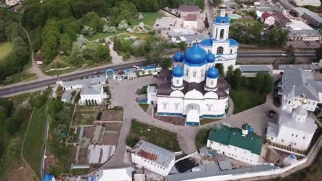 Bogolyubsky-Kloster-aus-dem-Hubschrauber