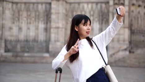 chinese-female-tourist-making-selfie