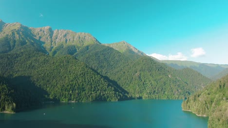 Bergsee-mit-türkisfarbenem-Wasser-und-grünem-Baum